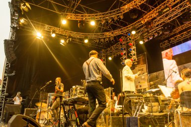 Kiel, Almanya - 24 Haziran 2016: Kieler Woche 2016 sırasında Max Mutzke, Alexandra Korolliuk, Filarmoni Orkestrası Kiel ve Gmd Georg Fritzsch ile klasik açık hava konseri 