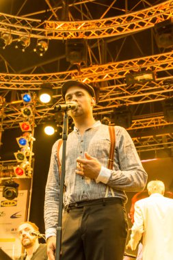 Kiel, Almanya - 24 Haziran 2016: Kieler Woche 2016 sırasında Max Mutzke, Alexandra Korolliuk, Filarmoni Orkestrası Kiel ve Gmd Georg Fritzsch ile klasik açık hava konseri 