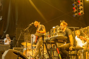 Kiel, Almanya - 24 Haziran 2016: Kieler Woche 2016 sırasında Max Mutzke, Alexandra Korolliuk, Filarmoni Orkestrası Kiel ve Gmd Georg Fritzsch ile klasik açık hava konseri 