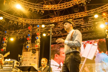 Kiel, Almanya - 24 Haziran 2016: Kieler Woche 2016 sırasında Max Mutzke, Alexandra Korolliuk, Filarmoni Orkestrası Kiel ve Gmd Georg Fritzsch ile klasik açık hava konseri 