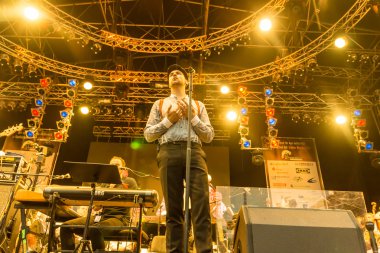 Kiel, Almanya - 24 Haziran 2016: Kieler Woche 2016 sırasında Max Mutzke, Alexandra Korolliuk, Filarmoni Orkestrası Kiel ve Gmd Georg Fritzsch ile klasik açık hava konseri 