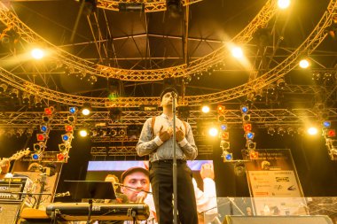 Kiel, Almanya - 24 Haziran 2016: Kieler Woche 2016 sırasında Max Mutzke, Alexandra Korolliuk, Filarmoni Orkestrası Kiel ve Gmd Georg Fritzsch ile klasik açık hava konseri 