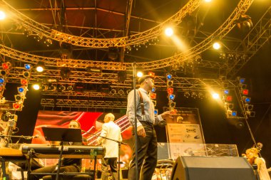 Kiel, Almanya - 24 Haziran 2016: Kieler Woche 2016 sırasında Max Mutzke, Alexandra Korolliuk, Filarmoni Orkestrası Kiel ve Gmd Georg Fritzsch ile klasik açık hava konseri 