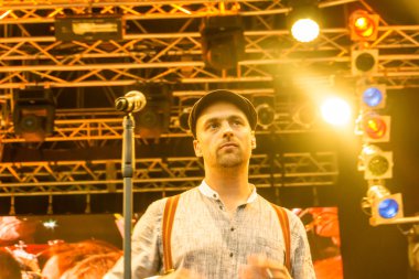 Kiel, Almanya - 24 Haziran 2016: Kieler Woche 2016 sırasında Max Mutzke, Alexandra Korolliuk, Filarmoni Orkestrası Kiel ve Gmd Georg Fritzsch ile klasik açık hava konseri 