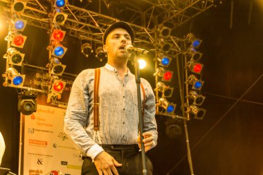 Kiel, Almanya - 24 Haziran 2016: Kieler Woche 2016 sırasında Max Mutzke, Alexandra Korolliuk, Filarmoni Orkestrası Kiel ve Gmd Georg Fritzsch ile klasik açık hava konseri 