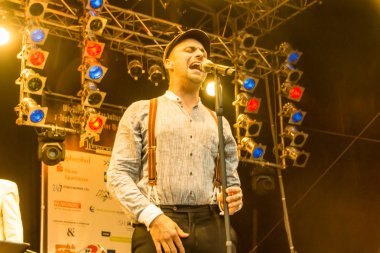 Kiel, Almanya - 24 Haziran 2016: Kieler Woche 2016 sırasında Max Mutzke, Alexandra Korolliuk, Filarmoni Orkestrası Kiel ve Gmd Georg Fritzsch ile klasik açık hava konseri 