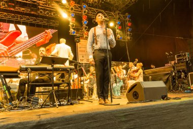 Kiel, Almanya - 24 Haziran 2016: Kieler Woche 2016 sırasında Max Mutzke, Alexandra Korolliuk, Filarmoni Orkestrası Kiel ve Gmd Georg Fritzsch ile klasik açık hava konseri 