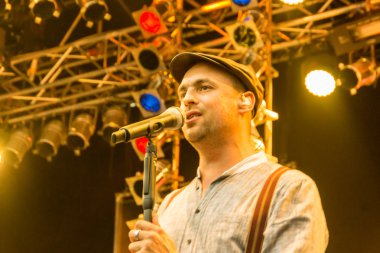 Kiel, Almanya - 24 Haziran 2016: Kieler Woche 2016 sırasında Max Mutzke, Alexandra Korolliuk, Filarmoni Orkestrası Kiel ve Gmd Georg Fritzsch ile klasik açık hava konseri 