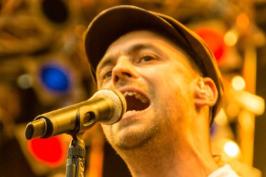 Kiel, Almanya - 24 Haziran 2016: Kieler Woche 2016 sırasında Max Mutzke, Alexandra Korolliuk, Filarmoni Orkestrası Kiel ve Gmd Georg Fritzsch ile klasik açık hava konseri 