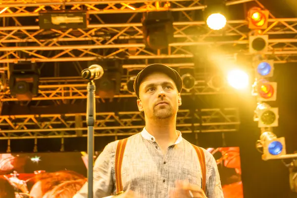 Kiel, Almanya - 24 Haziran 2016: Kieler Woche 2016 sırasında Max Mutzke, Alexandra Korolliuk, Filarmoni Orkestrası Kiel ve Gmd Georg Fritzsch ile klasik açık hava konseri 