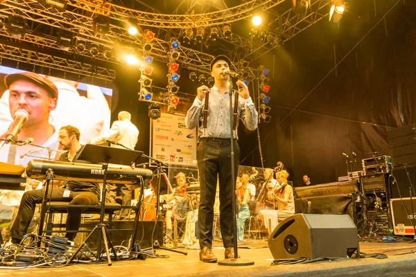 Kiel, Almanya - 24 Haziran 2016: Kieler Woche 2016 sırasında Max Mutzke, Alexandra Korolliuk, Filarmoni Orkestrası Kiel ve Gmd Georg Fritzsch ile klasik açık hava konseri 