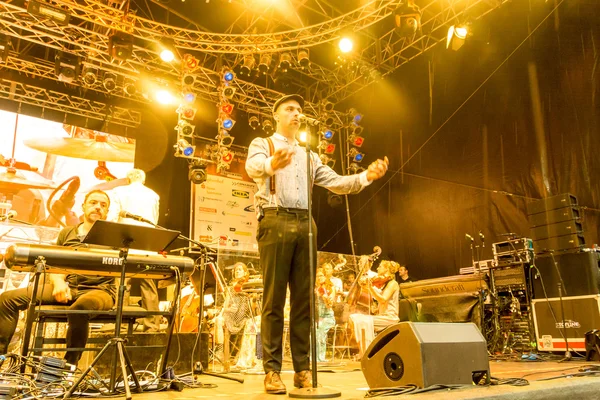 Kiel, Almanya - 24 Haziran 2016: Kieler Woche 2016 sırasında Max Mutzke, Alexandra Korolliuk, Filarmoni Orkestrası Kiel ve Gmd Georg Fritzsch ile klasik açık hava konseri 