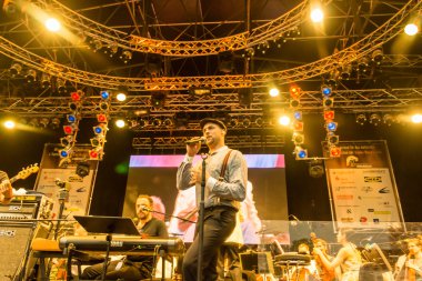 Kiel, Almanya - 24 Haziran 2016: Kieler Woche 2016 sırasında Max Mutzke, Alexandra Korolliuk, Filarmoni Orkestrası Kiel ve Gmd Georg Fritzsch ile klasik açık hava konseri 