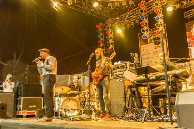 Kiel, Almanya - 24 Haziran 2016: Kieler Woche 2016 sırasında Max Mutzke, Alexandra Korolliuk, Filarmoni Orkestrası Kiel ve Gmd Georg Fritzsch ile klasik açık hava konseri 