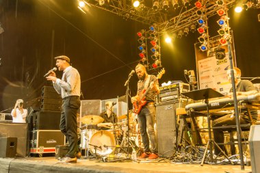 Kiel, Almanya - 24 Haziran 2016: Kieler Woche 2016 sırasında Max Mutzke, Alexandra Korolliuk, Filarmoni Orkestrası Kiel ve Gmd Georg Fritzsch ile klasik açık hava konseri 