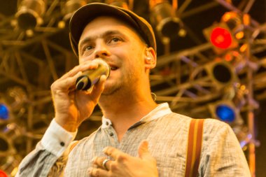 Kiel, Almanya - 24 Haziran 2016: Kieler Woche 2016 sırasında Max Mutzke, Alexandra Korolliuk, Filarmoni Orkestrası Kiel ve Gmd Georg Fritzsch ile klasik açık hava konseri 