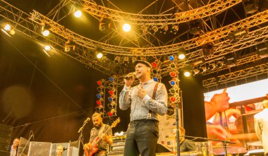 Kiel, Almanya - 24 Haziran 2016: Kieler Woche 2016 sırasında Max Mutzke, Alexandra Korolliuk, Filarmoni Orkestrası Kiel ve Gmd Georg Fritzsch ile klasik açık hava konseri 