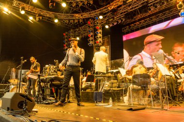 Kiel, Almanya - 24 Haziran 2016: Kieler Woche 2016 sırasında Max Mutzke, Alexandra Korolliuk, Filarmoni Orkestrası Kiel ve Gmd Georg Fritzsch ile klasik açık hava konseri 