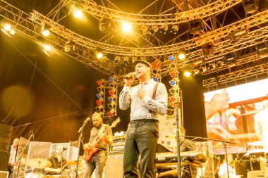 Kiel, Almanya - 24 Haziran 2016: Kieler Woche 2016 sırasında Max Mutzke, Alexandra Korolliuk, Filarmoni Orkestrası Kiel ve Gmd Georg Fritzsch ile klasik açık hava konseri 