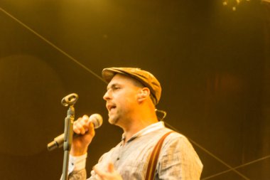 Kiel, Almanya - 24 Haziran 2016: Kieler Woche 2016 sırasında Max Mutzke, Alexandra Korolliuk, Filarmoni Orkestrası Kiel ve Gmd Georg Fritzsch ile klasik açık hava konseri 