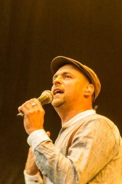 Kiel, Almanya - 24 Haziran 2016: Kieler Woche 2016 sırasında Max Mutzke, Alexandra Korolliuk, Filarmoni Orkestrası Kiel ve Gmd Georg Fritzsch ile klasik açık hava konseri 