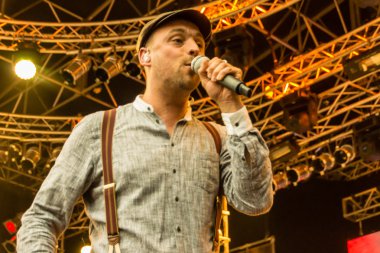 Kiel, Almanya - 24 Haziran 2016: Kieler Woche 2016 sırasında Max Mutzke, Alexandra Korolliuk, Filarmoni Orkestrası Kiel ve Gmd Georg Fritzsch ile klasik açık hava konseri 