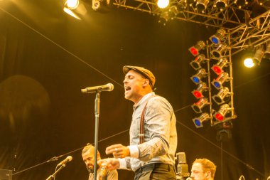 Kiel, Almanya - 24 Haziran 2016: Kieler Woche 2016 sırasında Max Mutzke, Alexandra Korolliuk, Filarmoni Orkestrası Kiel ve Gmd Georg Fritzsch ile klasik açık hava konseri 