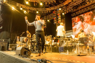 Kiel, Almanya - 24 Haziran 2016: Kieler Woche 2016 sırasında Max Mutzke, Alexandra Korolliuk, Filarmoni Orkestrası Kiel ve Gmd Georg Fritzsch ile klasik açık hava konseri 