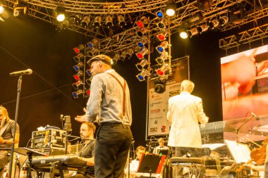 Kiel, Almanya - 24 Haziran 2016: Kieler Woche 2016 sırasında Max Mutzke, Alexandra Korolliuk, Filarmoni Orkestrası Kiel ve Gmd Georg Fritzsch ile klasik açık hava konseri 