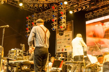 Kiel, Almanya - 24 Haziran 2016: Kieler Woche 2016 sırasında Max Mutzke, Alexandra Korolliuk, Filarmoni Orkestrası Kiel ve Gmd Georg Fritzsch ile klasik açık hava konseri 