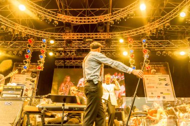 Kiel, Almanya - 24 Haziran 2016: Kieler Woche 2016 sırasında Max Mutzke, Alexandra Korolliuk, Filarmoni Orkestrası Kiel ve Gmd Georg Fritzsch ile klasik açık hava konseri 