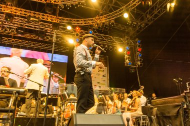 Kiel, Almanya - 24 Haziran 2016: Kieler Woche 2016 sırasında Max Mutzke, Alexandra Korolliuk, Filarmoni Orkestrası Kiel ve Gmd Georg Fritzsch ile klasik açık hava konseri 