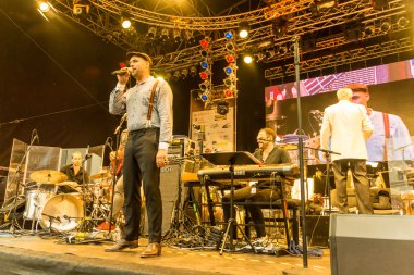 Kiel, Almanya - 24 Haziran 2016: Kieler Woche 2016 sırasında Max Mutzke, Alexandra Korolliuk, Filarmoni Orkestrası Kiel ve Gmd Georg Fritzsch ile klasik açık hava konseri 