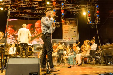 Kiel, Almanya - 24 Haziran 2016: Kieler Woche 2016 sırasında Max Mutzke, Alexandra Korolliuk, Filarmoni Orkestrası Kiel ve Gmd Georg Fritzsch ile klasik açık hava konseri 