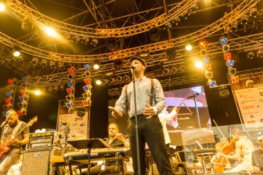 Kiel, Almanya - 24 Haziran 2016: Kieler Woche 2016 sırasında Max Mutzke, Alexandra Korolliuk, Filarmoni Orkestrası Kiel ve Gmd Georg Fritzsch ile klasik açık hava konseri 