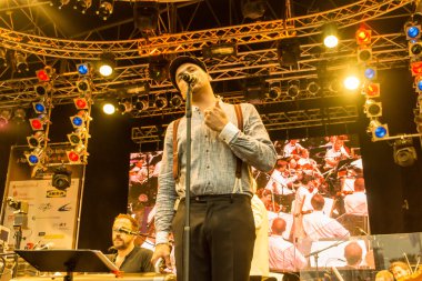 Kiel, Almanya - 24 Haziran 2016: Kieler Woche 2016 sırasında Max Mutzke, Alexandra Korolliuk, Filarmoni Orkestrası Kiel ve Gmd Georg Fritzsch ile klasik açık hava konseri 