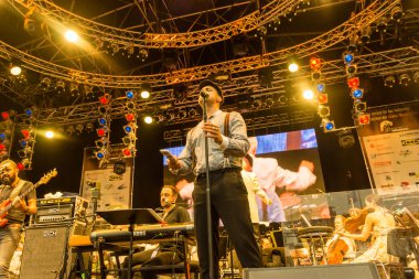 Kiel, Almanya - 24 Haziran 2016: Kieler Woche 2016 sırasında Max Mutzke, Alexandra Korolliuk, Filarmoni Orkestrası Kiel ve Gmd Georg Fritzsch ile klasik açık hava konseri 