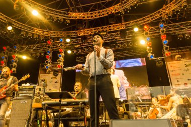 Kiel, Almanya - 24 Haziran 2016: Kieler Woche 2016 sırasında Max Mutzke, Alexandra Korolliuk, Filarmoni Orkestrası Kiel ve Gmd Georg Fritzsch ile klasik açık hava konseri 