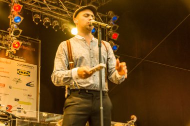 Kiel, Almanya - 24 Haziran 2016: Kieler Woche 2016 sırasında Max Mutzke, Alexandra Korolliuk, Filarmoni Orkestrası Kiel ve Gmd Georg Fritzsch ile klasik açık hava konseri 