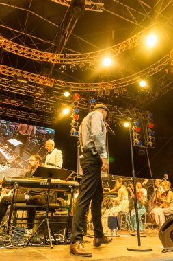 Kiel, Almanya - 24 Haziran 2016: Kieler Woche 2016 sırasında Max Mutzke, Alexandra Korolliuk, Filarmoni Orkestrası Kiel ve Gmd Georg Fritzsch ile klasik açık hava konseri 