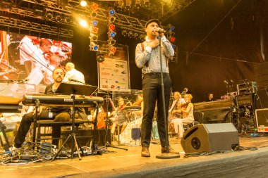 Kiel, Almanya - 24 Haziran 2016: Kieler Woche 2016 sırasında Max Mutzke, Alexandra Korolliuk, Filarmoni Orkestrası Kiel ve Gmd Georg Fritzsch ile klasik açık hava konseri 