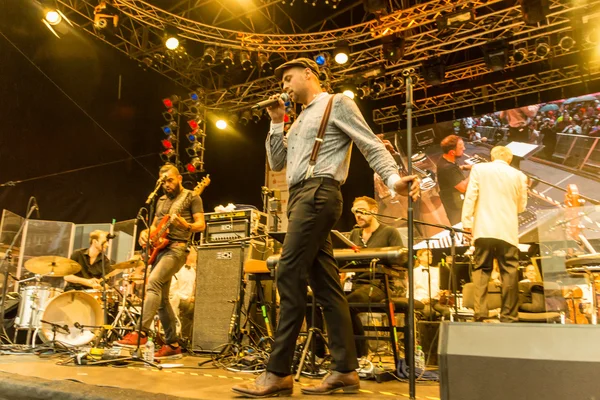 Kiel, Almanya - 24 Haziran 2016: Kieler Woche 2016 sırasında Max Mutzke, Alexandra Korolliuk, Filarmoni Orkestrası Kiel ve Gmd Georg Fritzsch ile klasik açık hava konseri 