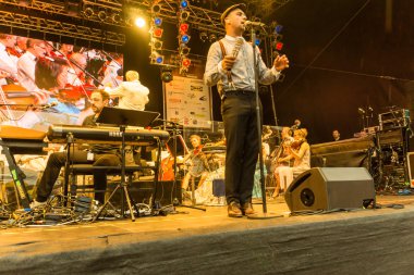 Kiel, Almanya - 24 Haziran 2016: Kieler Woche 2016 sırasında Max Mutzke, Alexandra Korolliuk, Filarmoni Orkestrası Kiel ve Gmd Georg Fritzsch ile klasik açık hava konseri 