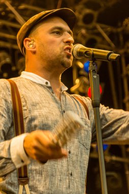 Kiel, Almanya - 24 Haziran 2016: Kieler Woche 2016 sırasında Max Mutzke, Alexandra Korolliuk, Filarmoni Orkestrası Kiel ve Gmd Georg Fritzsch ile klasik açık hava konseri 