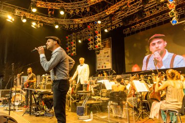 Kiel, Almanya - 24 Haziran 2016: Kieler Woche 2016 sırasında Max Mutzke, Alexandra Korolliuk, Filarmoni Orkestrası Kiel ve Gmd Georg Fritzsch ile klasik açık hava konseri 