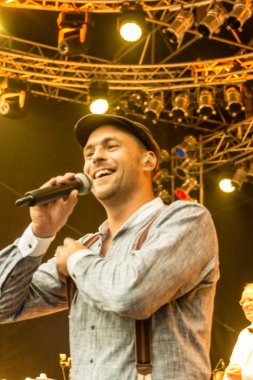 Kiel, Almanya - 24 Haziran 2016: Kieler Woche 2016 sırasında Max Mutzke, Alexandra Korolliuk, Filarmoni Orkestrası Kiel ve Gmd Georg Fritzsch ile klasik açık hava konseri 