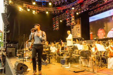 Kiel, Almanya - 24 Haziran 2016: Kieler Woche 2016 sırasında Max Mutzke, Alexandra Korolliuk, Filarmoni Orkestrası Kiel ve Gmd Georg Fritzsch ile klasik açık hava konseri 