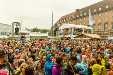 Kiel, Almanya - 24 Haziran 2016: Kieler Woche 2016 sırasında Max Mutzke, Alexandra Korolliuk, Filarmoni Orkestrası Kiel ve Gmd Georg Fritzsch ile klasik açık hava konseri 