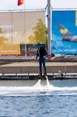 Kiel, Almanya - 23 Haziran 2016: Kieler Woche 2016 'nın altıncı gününde Eğlence Su Sporu 