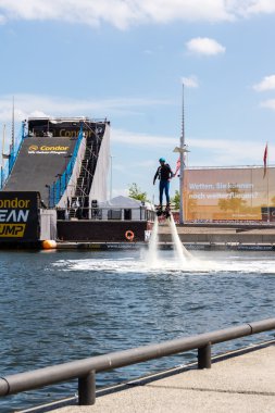 Kiel, Almanya - 23 Haziran 2016: Kieler Woche 2016 'nın altıncı gününde Eğlence Su Sporu 